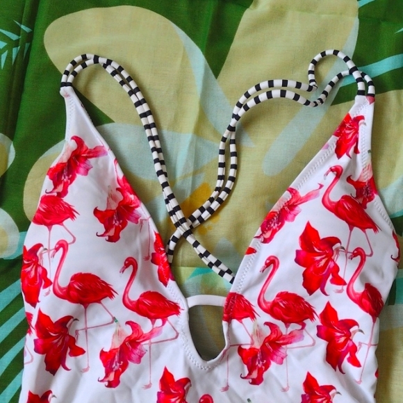 🌸 CUPSHE SWIMSUIT LIKE NEW - Picture 2 of 3